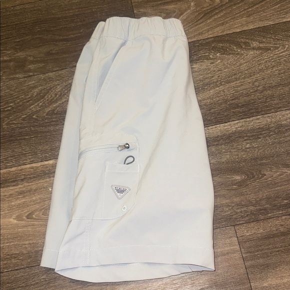 Columbia Light Gray Outdoor Shorts with Blue Trim - Picture 4 of 4